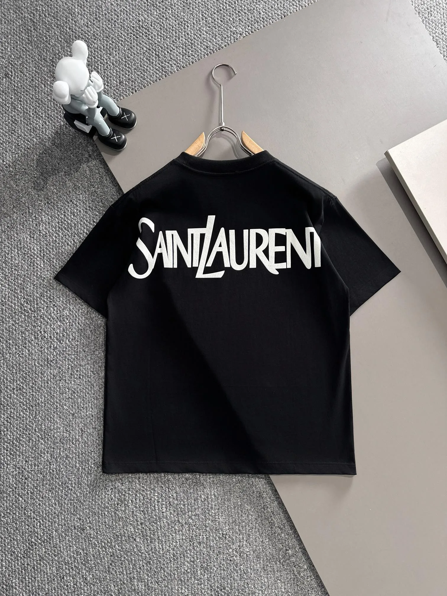 P180 Yves Saint Laurent Saint Laurent* 2꯭0꯭2꯭5 new spring and summer model ❤️ Original ⌚️ high version The fabric is made of 270 grams of high-density pure cotton. No deformation or shrinkage. Process introduction: double line movement, three-dimensional adhesive printing on the chest + three-dimensional adhesive printing on the back panel. Color: black SIZE: S-XXL